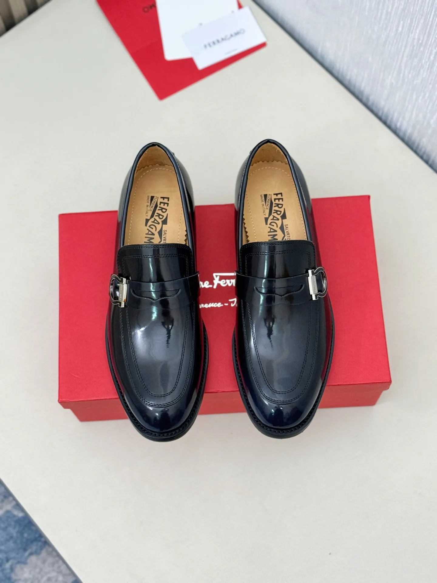 [Ferragamo] P: 560💰 Number of yards: 38~44 (45 orders are non-returnable) Ferragam's new men's formal leather shoes, the fabric is made of imported cowhide, with visible texture, heavy-duty stitching, dyed calfskin inside, standard logo cowhide feet, big-name experience, soft and comfortable on the feet, a men's favorite, special non-slip and wear-resistant rubber soles, easy to handle various occasions, with original box packaging!